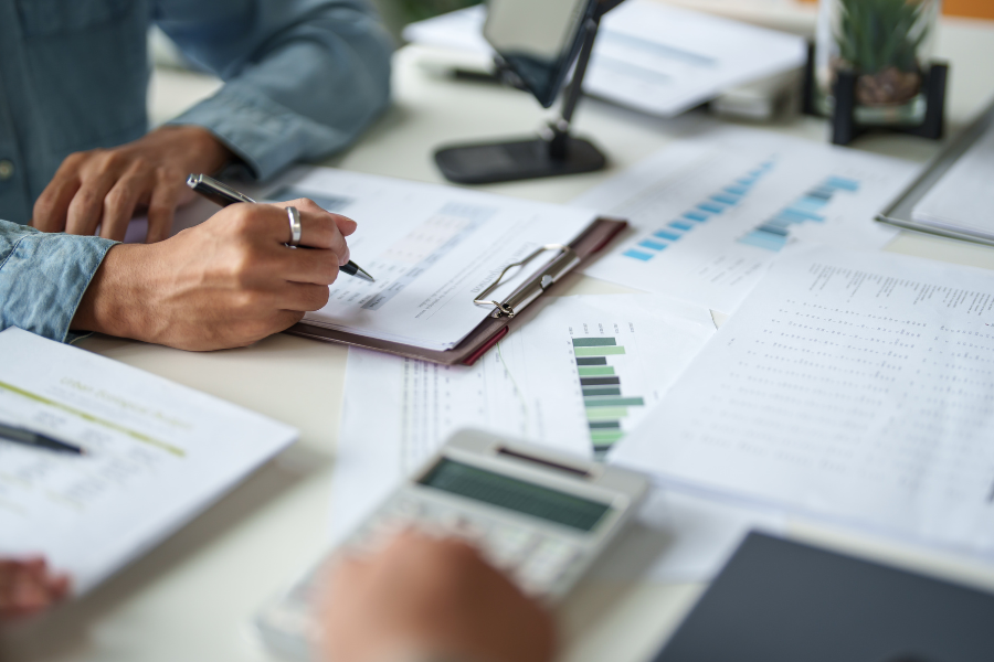 UAE VAT 2026: Rates, Registration Threshold, Exemptions & Filing Guide 3 man consulting about VAT registration