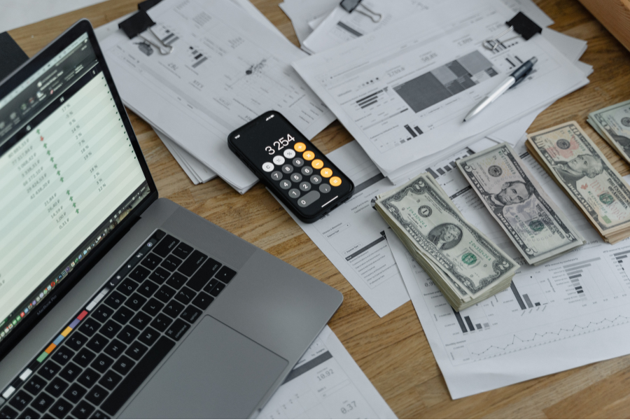 UAE VAT 2026: Rates, Registration Threshold, Exemptions & Filing Guide 2 calculating VAT Rates and doing Registration on laptop
