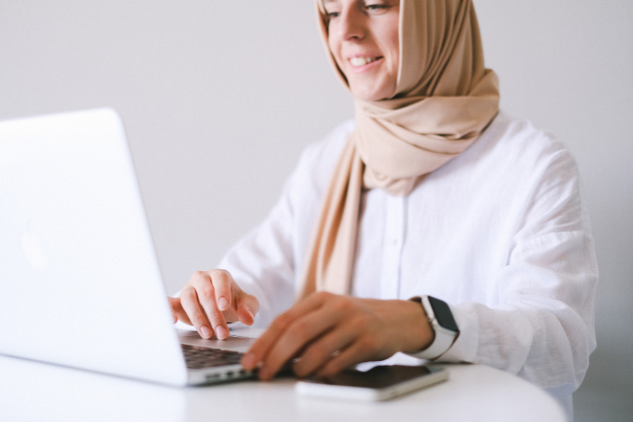 UAE VAT on Digital Currency Conversion Explained 2 muslim women invoicing on laptop